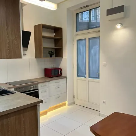 N38 By Small ブダペスト