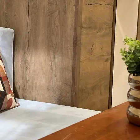 N38 By Small * ブダペスト