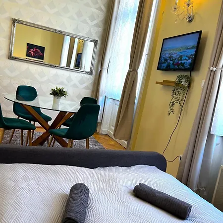 N38 By Small ブダペスト