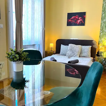 N38 By Small * ブダペスト