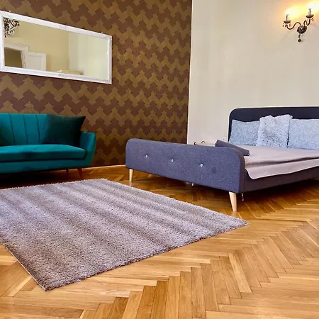 N38 By Small * Budapeste
