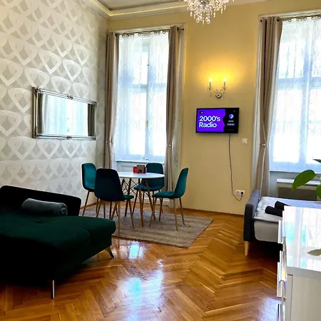 N38 By Small * Budapeste