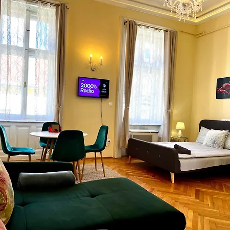 N38 By Small * Budapeste
